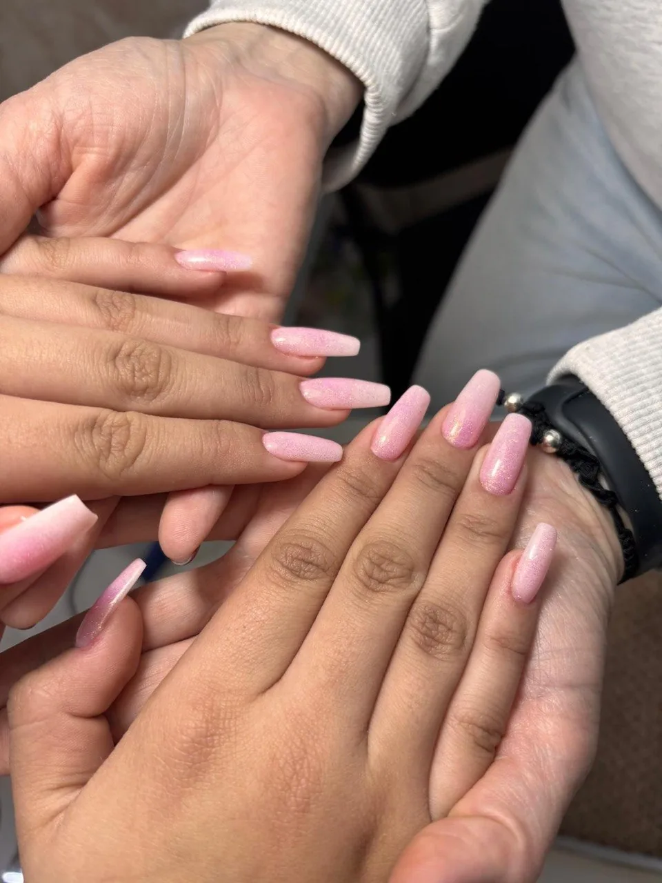 Uñas acrílicas largas en rosa degradado con brillo