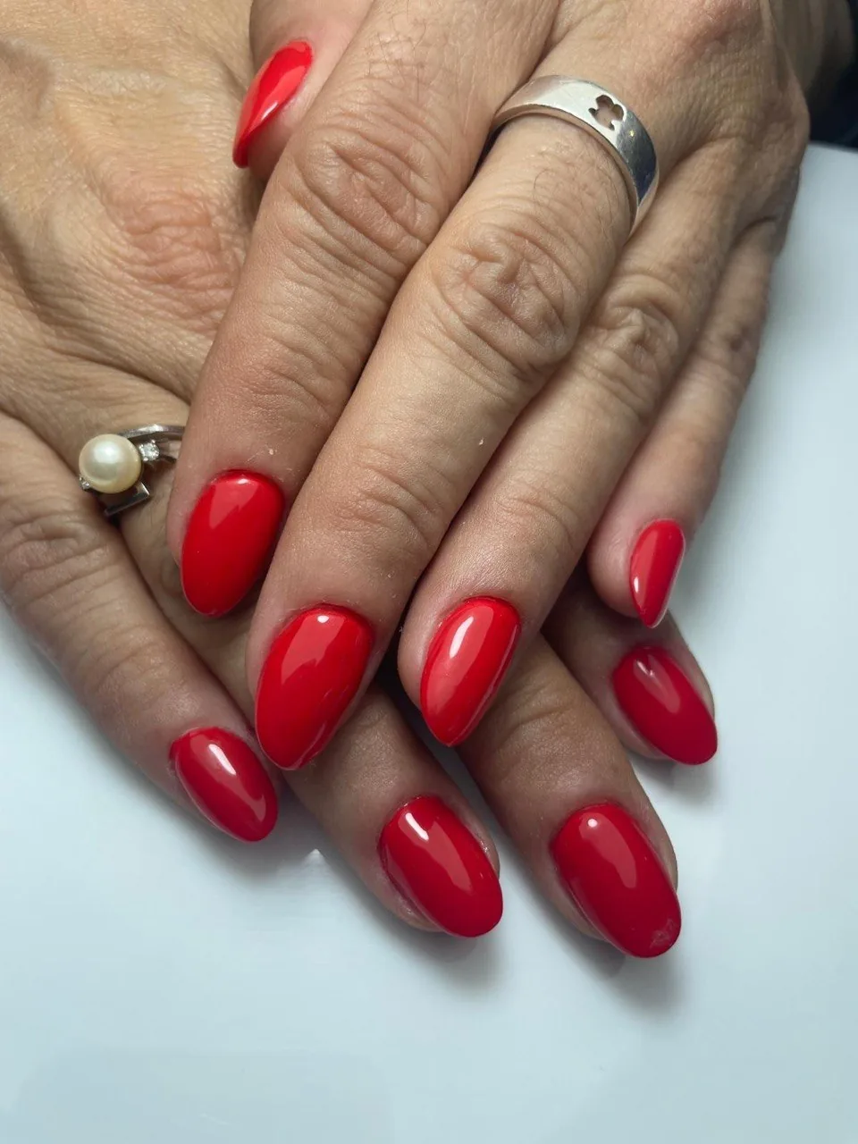 Manicura semipermanente rojo intenso